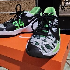 Nike Giannis Freak 2 5.5Y